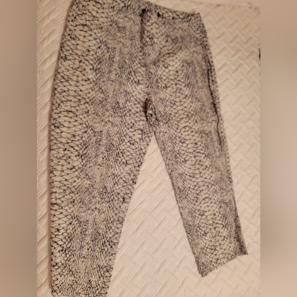 Full Outfit. Woman's Black Light Top w. Black, White & Grey Capri Pants To Match